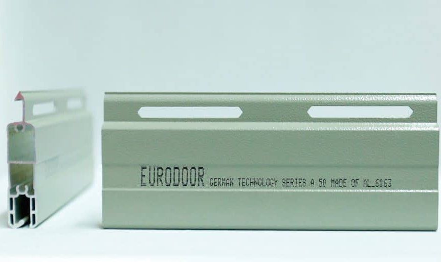 Cửa cuốn Eurodoor Series A50 được cấu tạo từ các thanh Profile nhôm cực kỳ cứng cáp