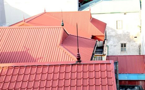 Mái tôn màu dâu tây được ưa chuộng sử dụng cho nhà phố