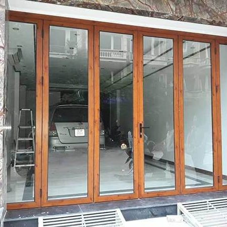Một mẫu cửa đi chính nhôm xingfa vân gỗ.