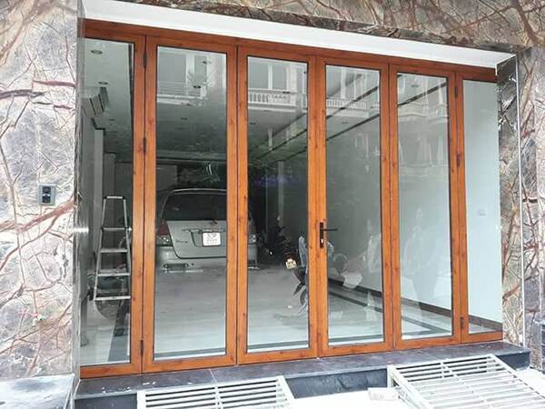 Một mẫu cửa đi chính nhôm xingfa vân gỗ.