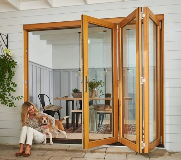 Một mẫu cửa nhôm xingfa vân gỗ để làm cửa ra vào.