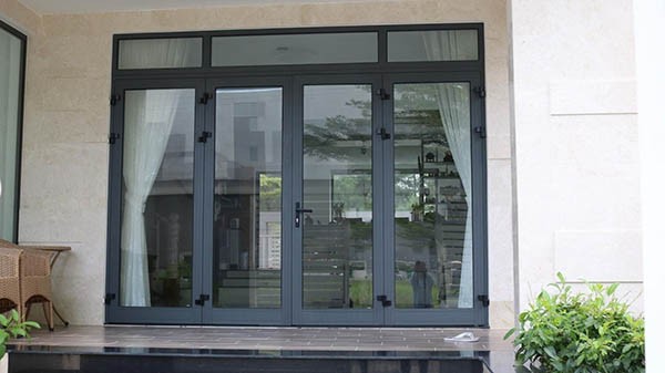 Một mẫu cửa nhôm xingfa 4 cánh đẹp.